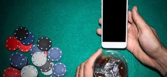 Filipino player using 588jili mobile browser on a smartphone in the Philippines